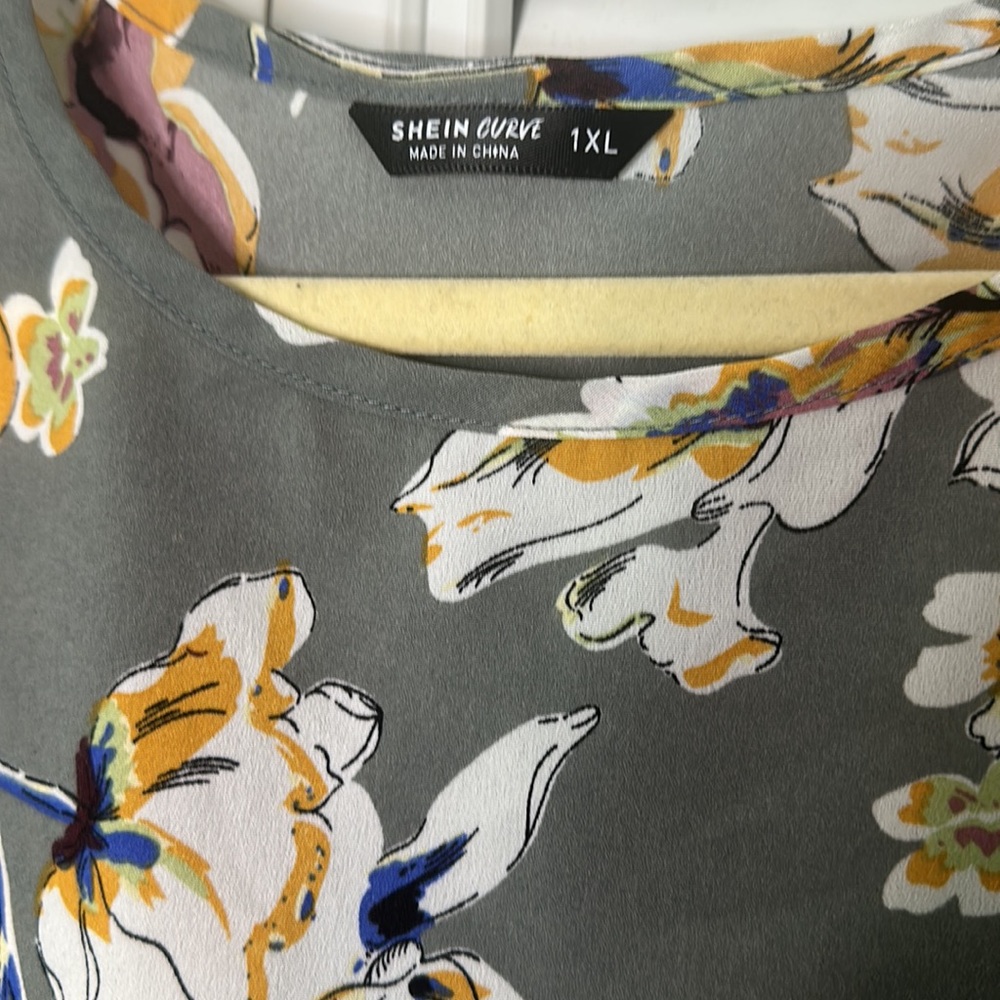 Shein Curve Grey Floral Blouse Size 1X - Picture 3 of 5